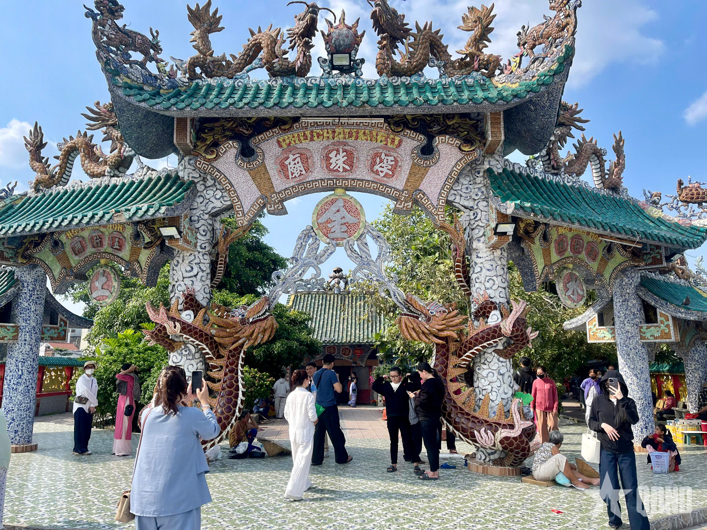 TP Hồ Chí Minh: Người dân du xuân tại ngôi miếu cổ nằm giữa dòng sông